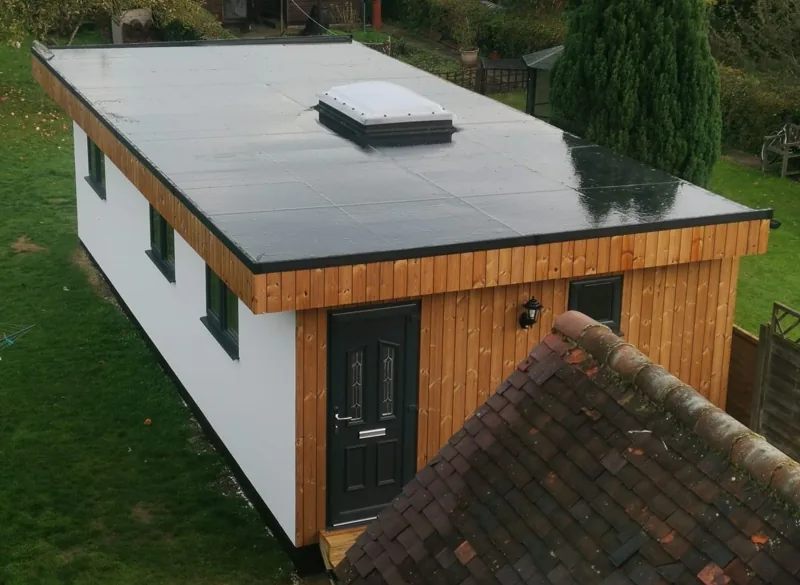 Flat-roof garden building with rooflight and external cladding