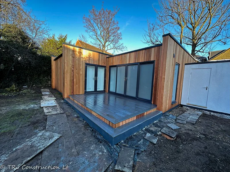 Garden-building shell with roof and glazed openings