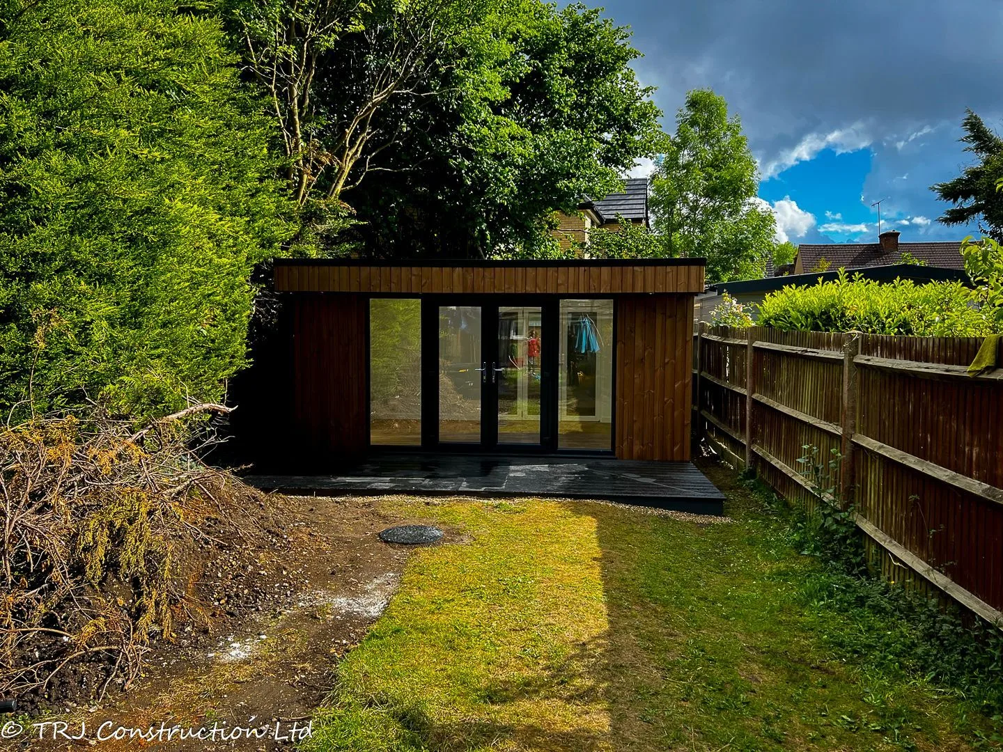 Garden Office with Shower Room in Watford — project photograph 2