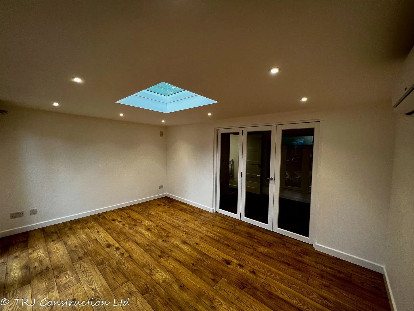 Garden Office with Shower Room in Watford — project photograph 3