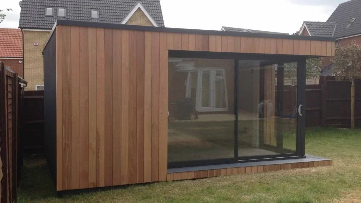 Side view of the opening corner — Laindon, Essex