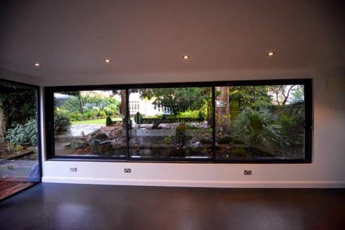 Full-height glazing with a view into the garden