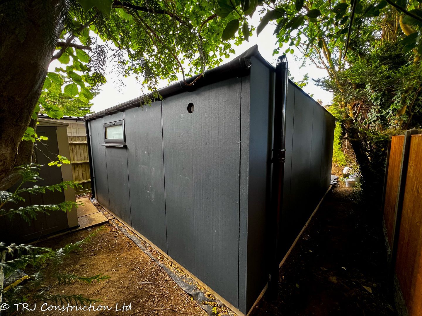 Garden Office with Shower Room in Watford — project photograph 10
