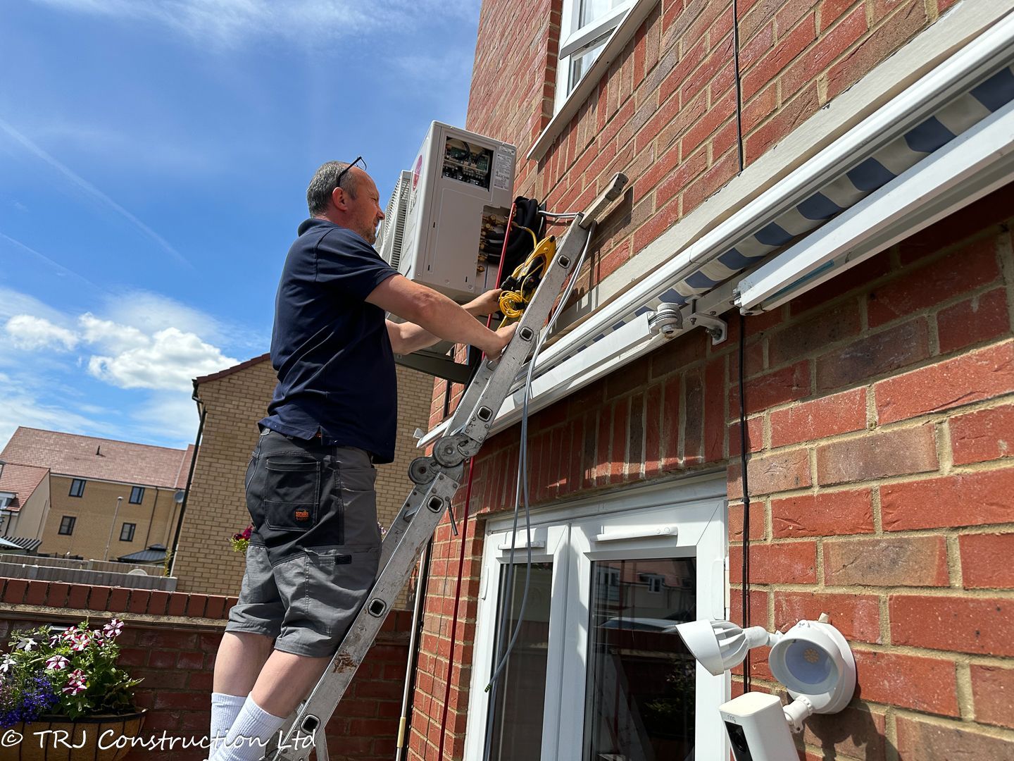 TRJ carrying out air-conditioning installation work