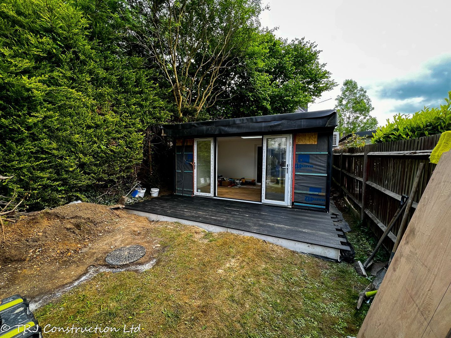 Garden Office with Shower Room in Watford — project photograph 11