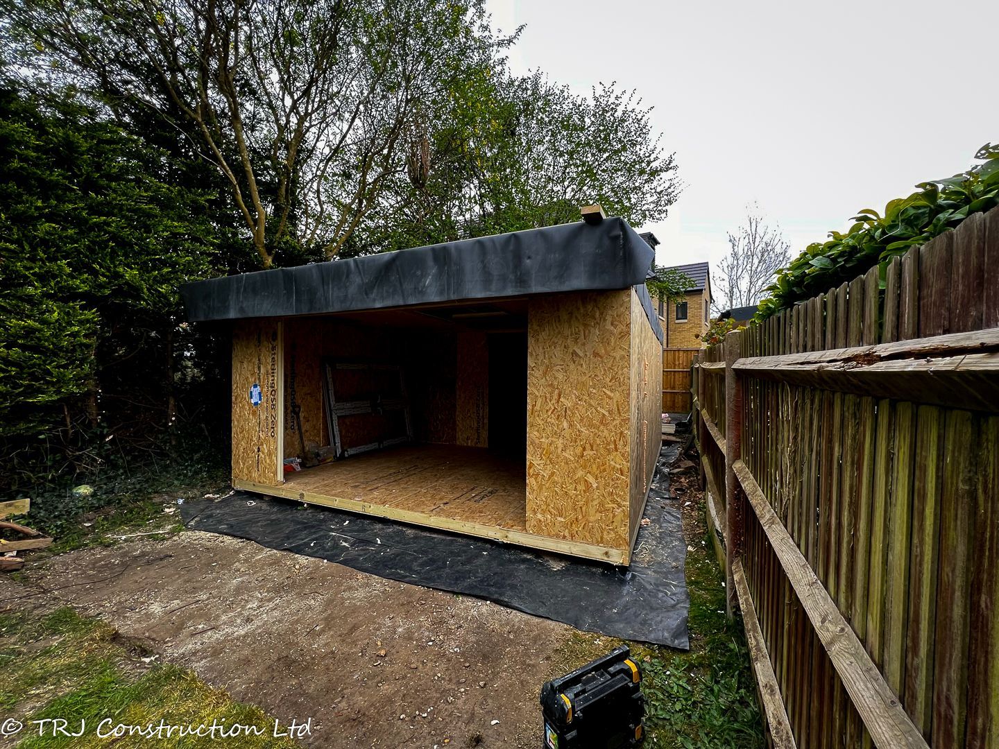 Garden Office with Shower Room in Watford — project photograph 28