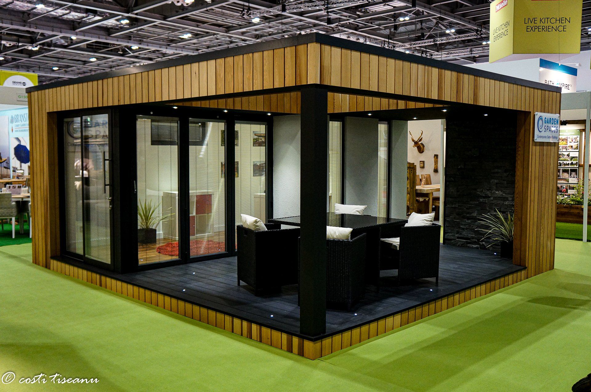 Garden building display with corner glazing and a deck