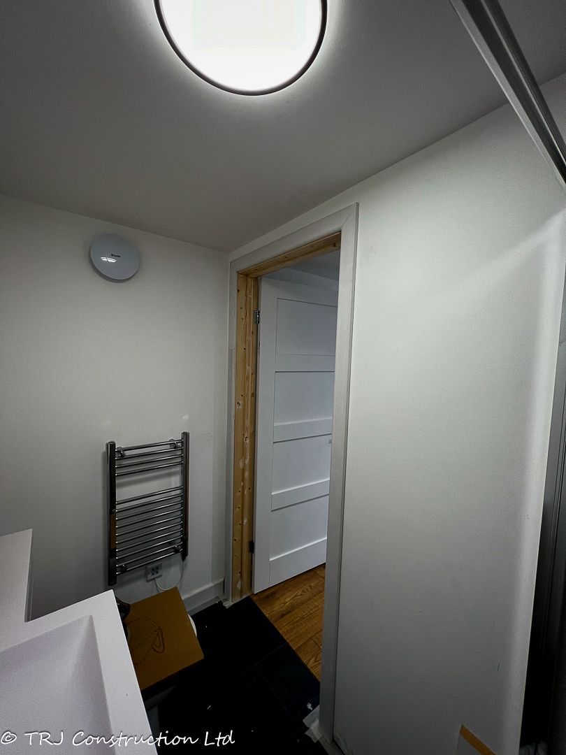 Garden Office with Shower Room in Watford — project photograph 12