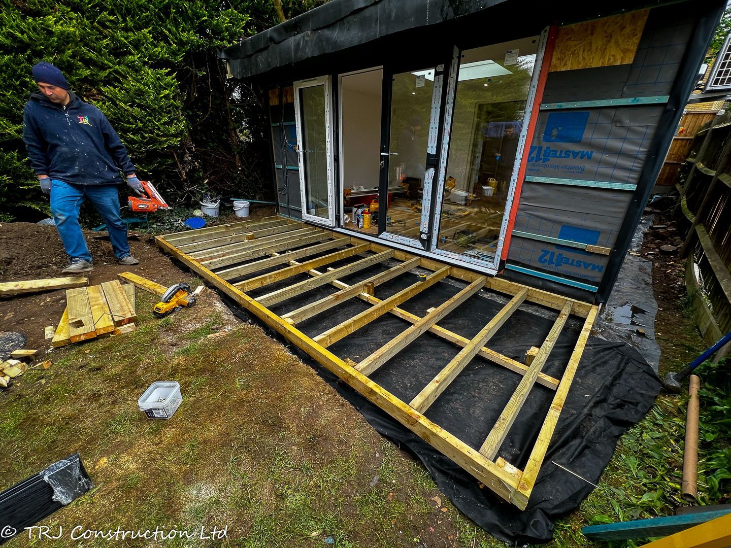 Garden Office with Shower Room in Watford — project photograph 13