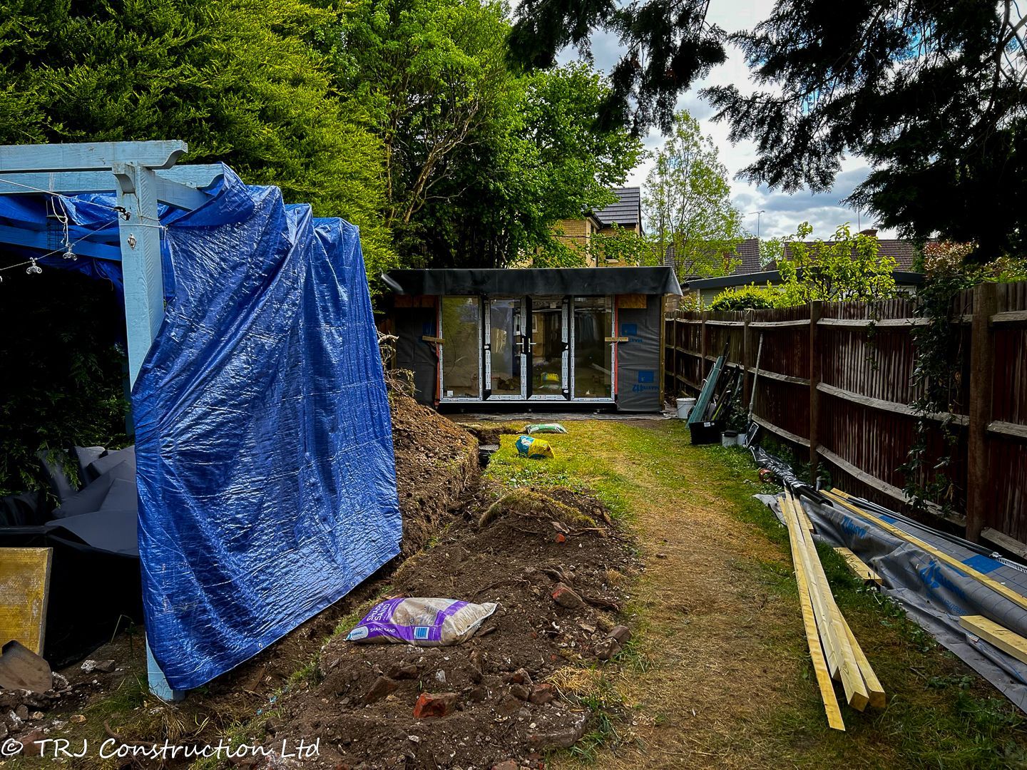 Garden Office with Shower Room in Watford — project photograph 22