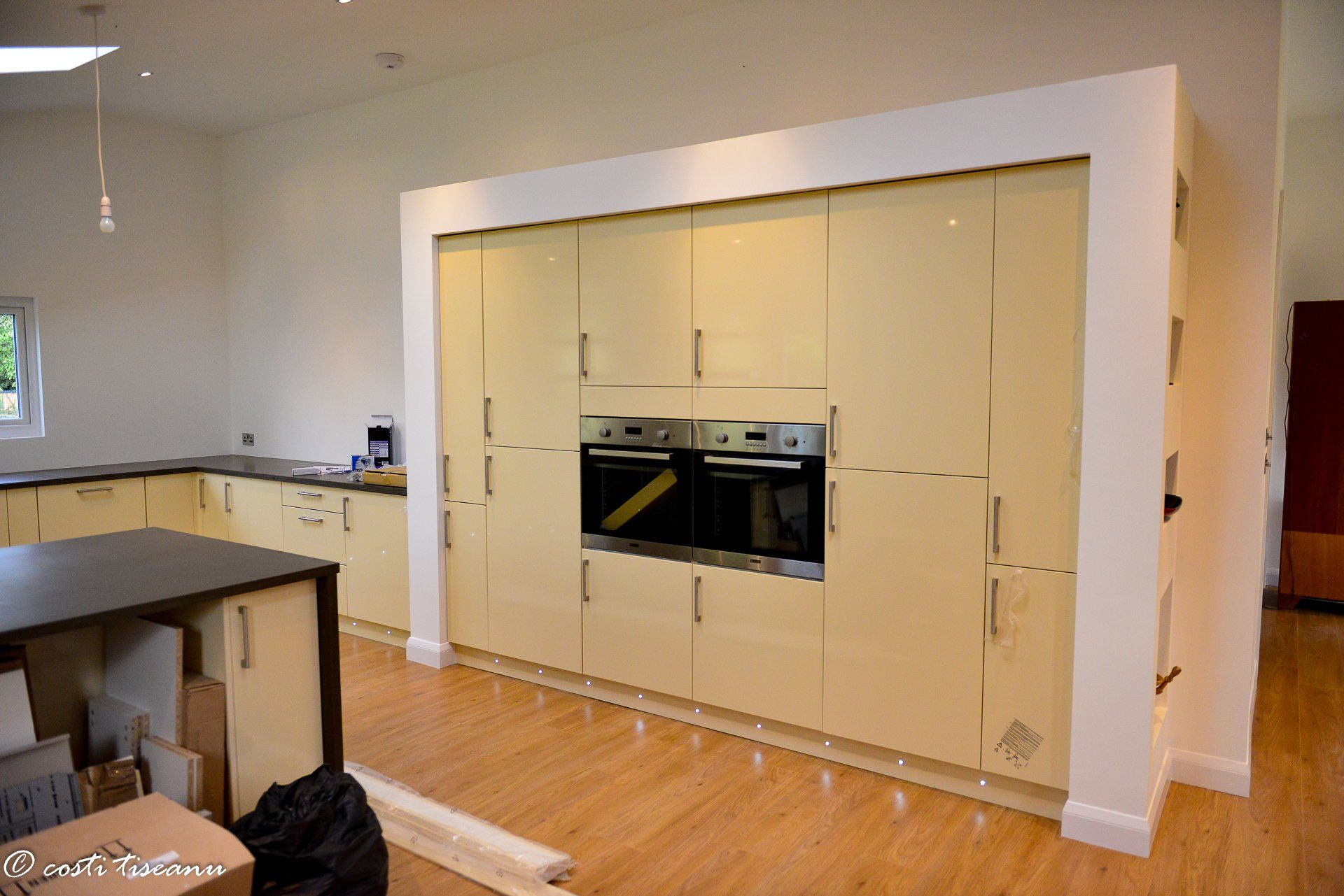 Kitchen cabinetry and integrated cooking appliances