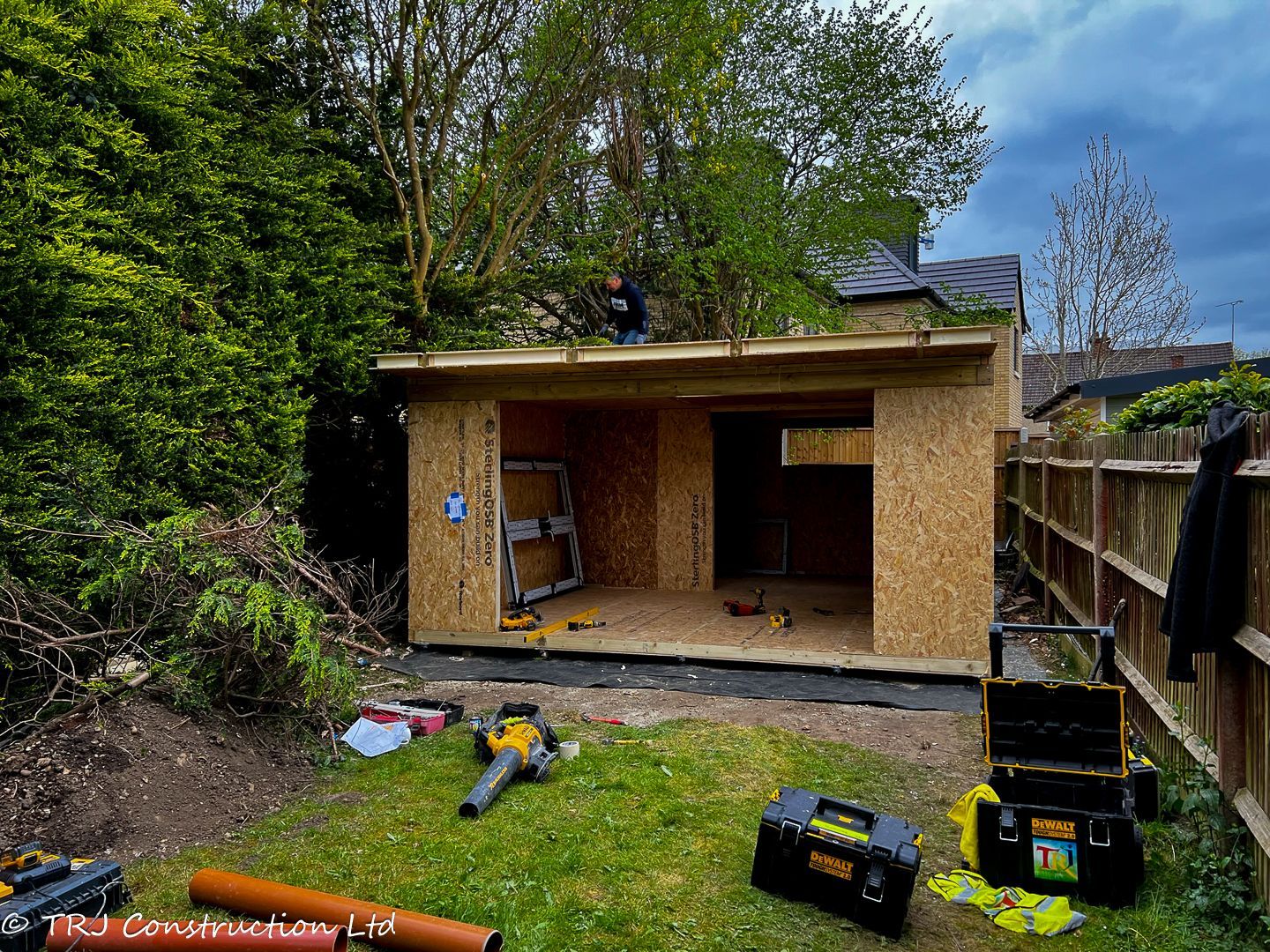 Garden Office with Shower Room in Watford — project photograph 29