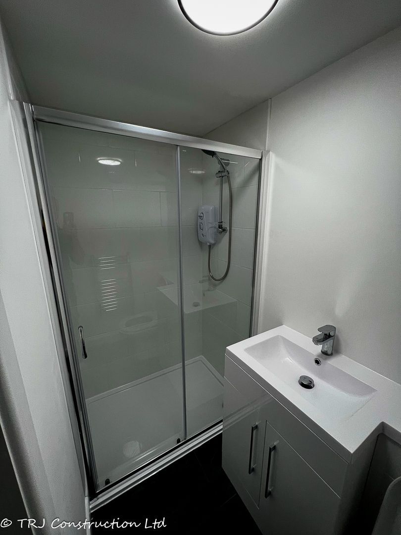 Garden Office with Shower Room in Watford — project photograph 6