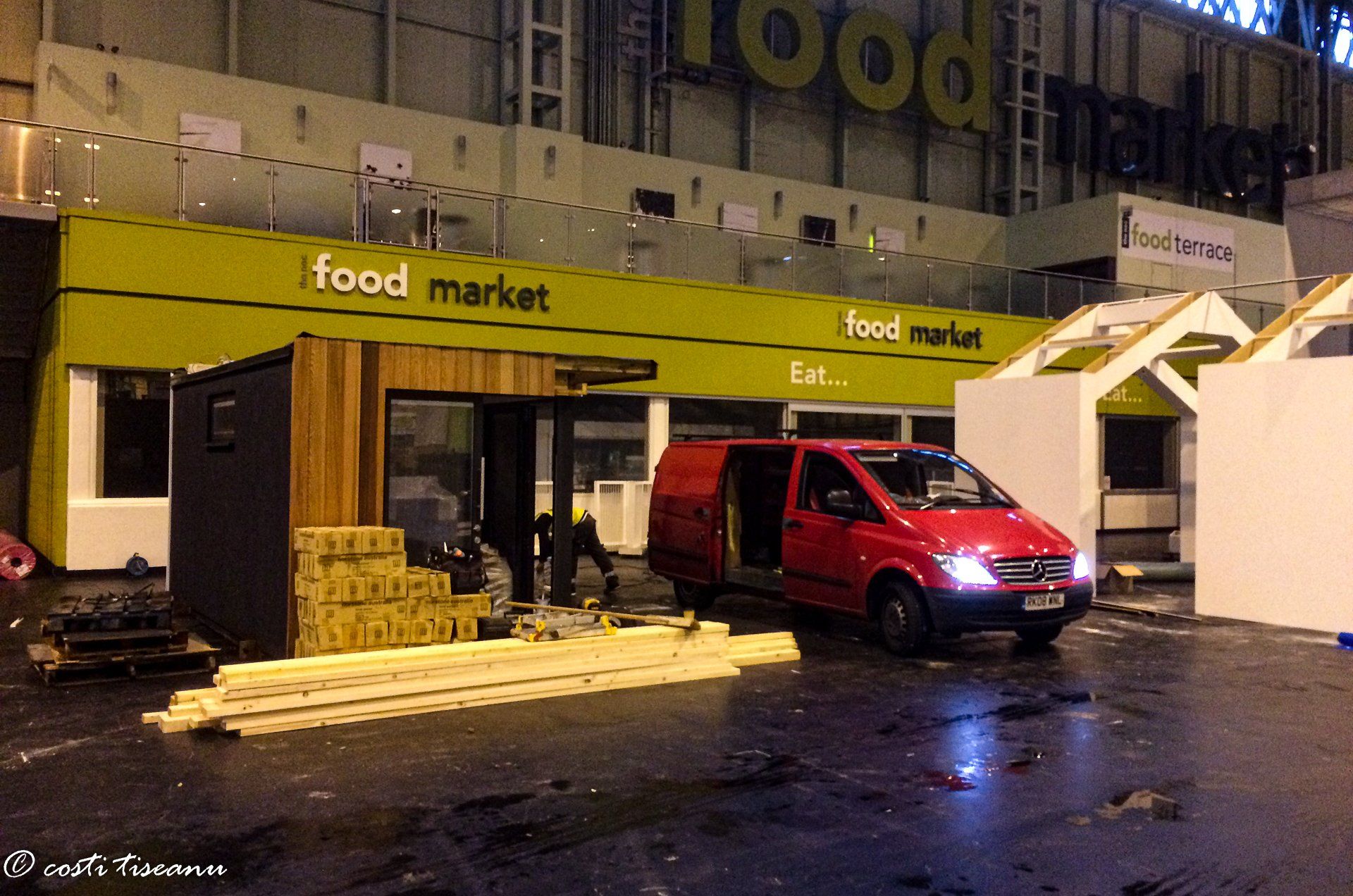 Garden-room stand and delivery van during hall installation