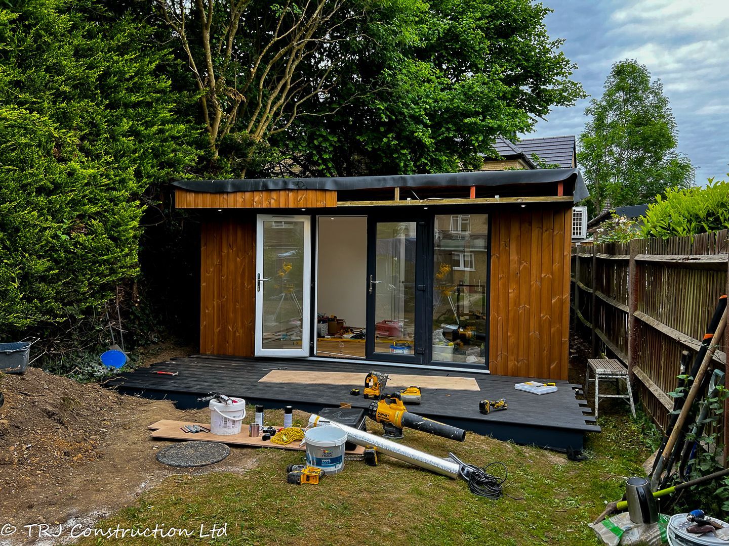 Garden Office with Shower Room in Watford — project photograph 9