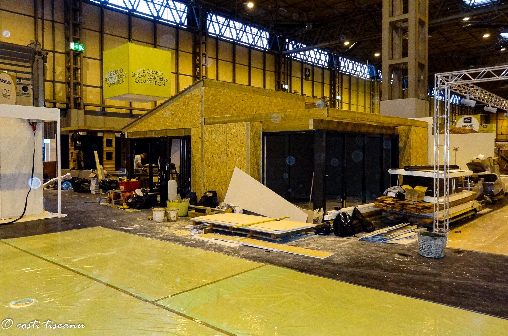 Garden-room exhibition stand under construction