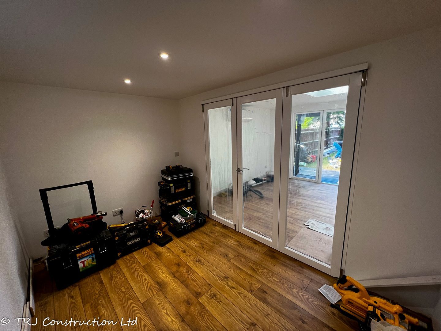 Garden Office with Shower Room in Watford — project photograph 14