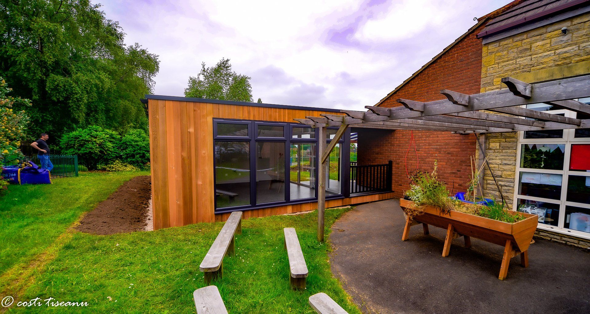 Garden classroom linked to the school grounds