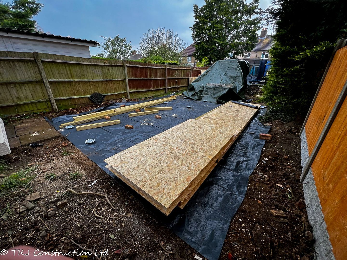 Garden Office with Shower Room in Watford — project photograph 35