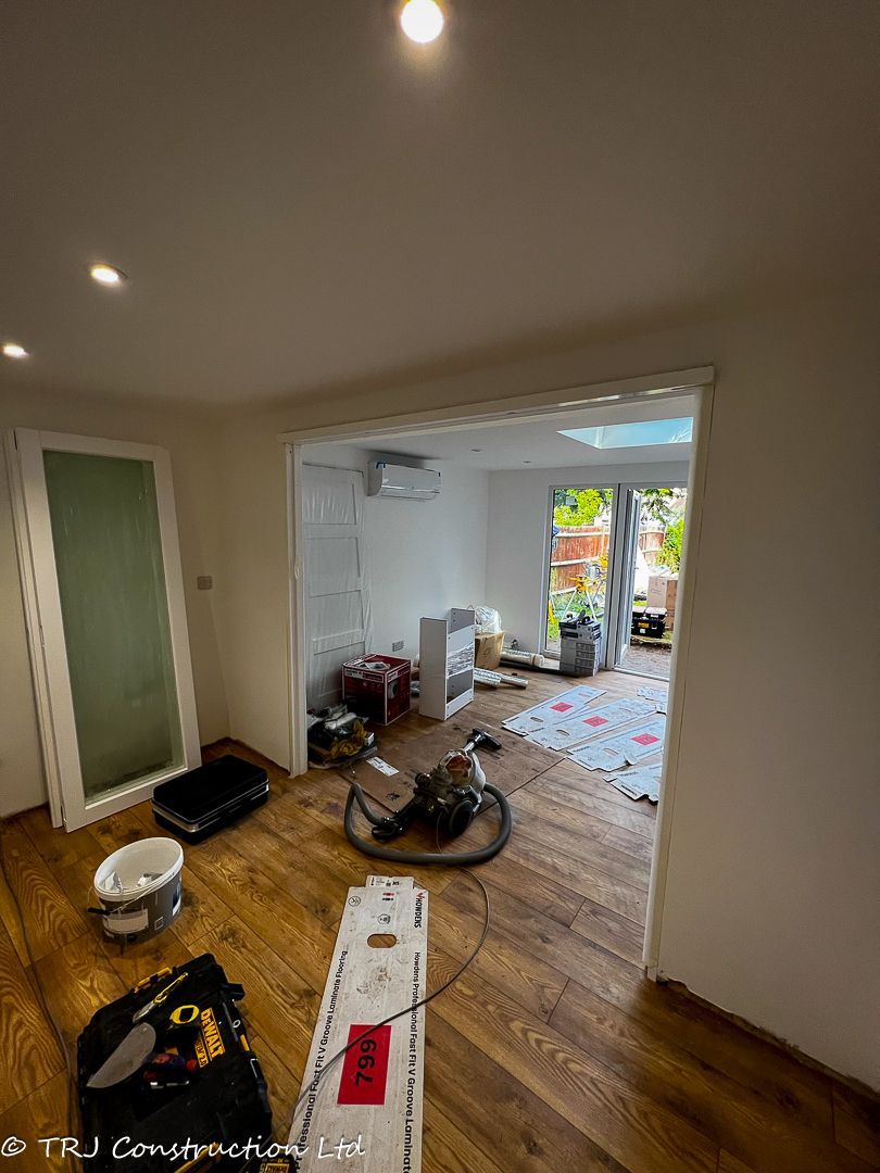 Garden Office with Shower Room in Watford — project photograph 17